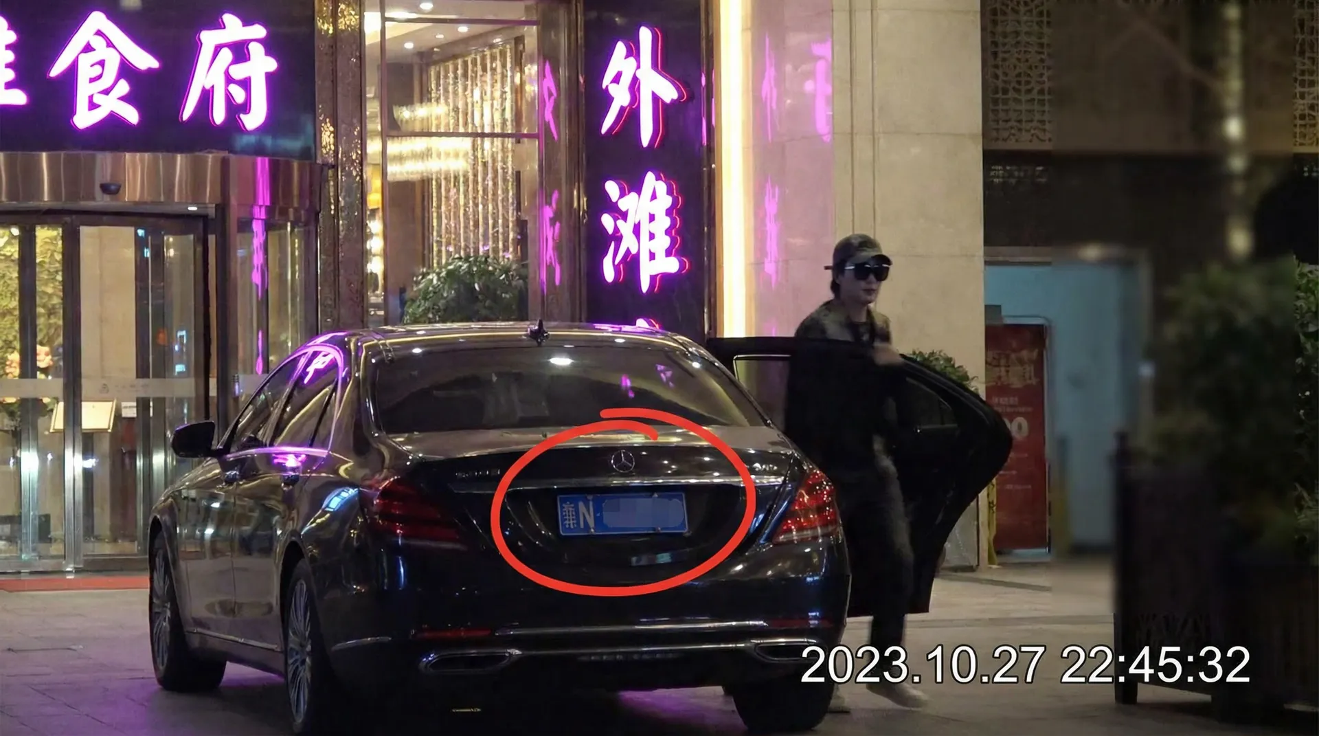 年轻的母亲 - 豪车餐厅外偷拍